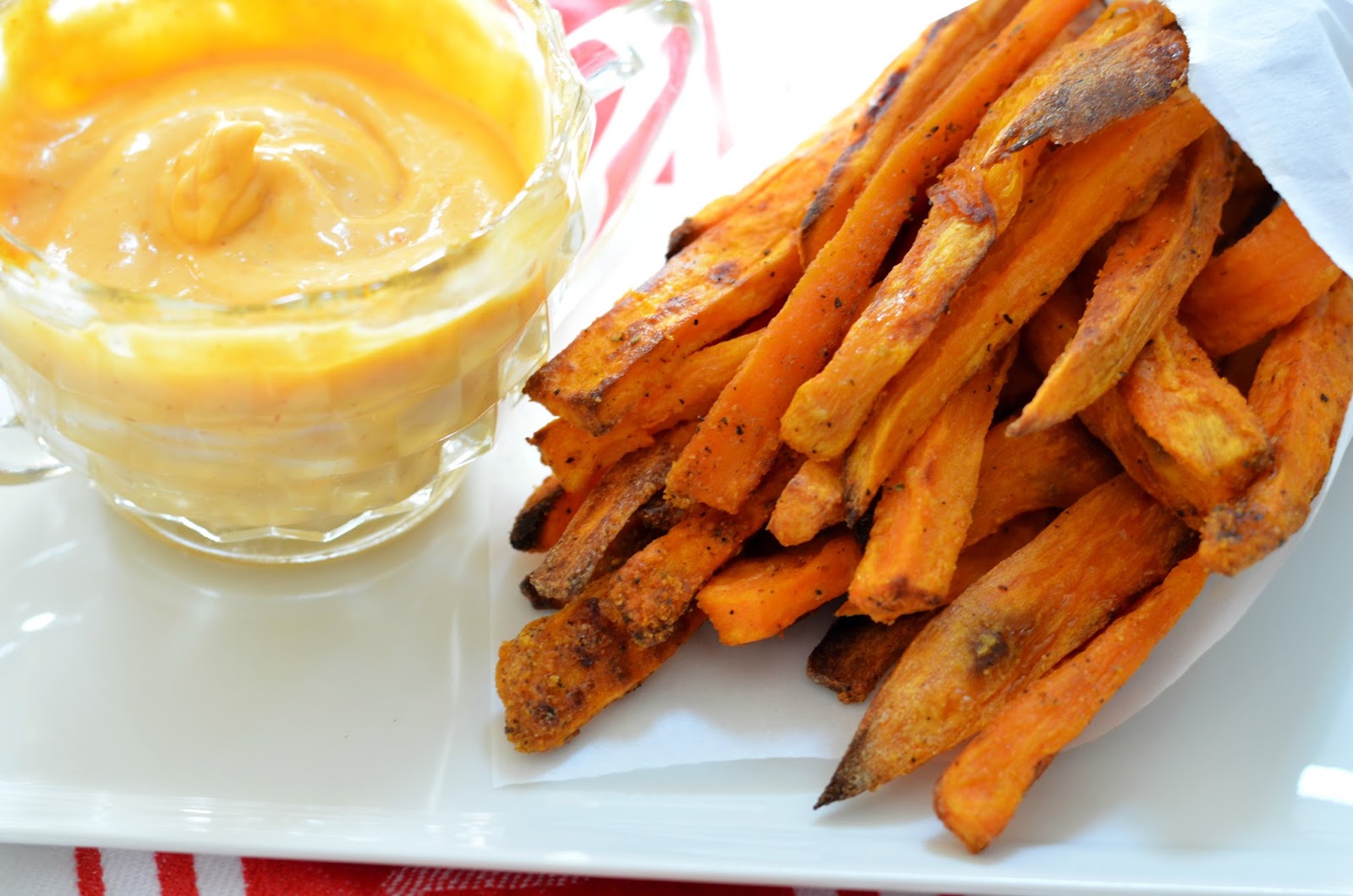 Oven-Baked-Truffle-Sweet-Potato-Fries-With-Spicy-Mayo-Dipping-Sauce