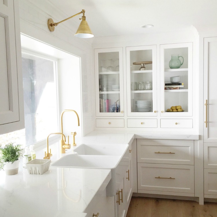 White Kitchens With Gold + Brass Hardware Finishes