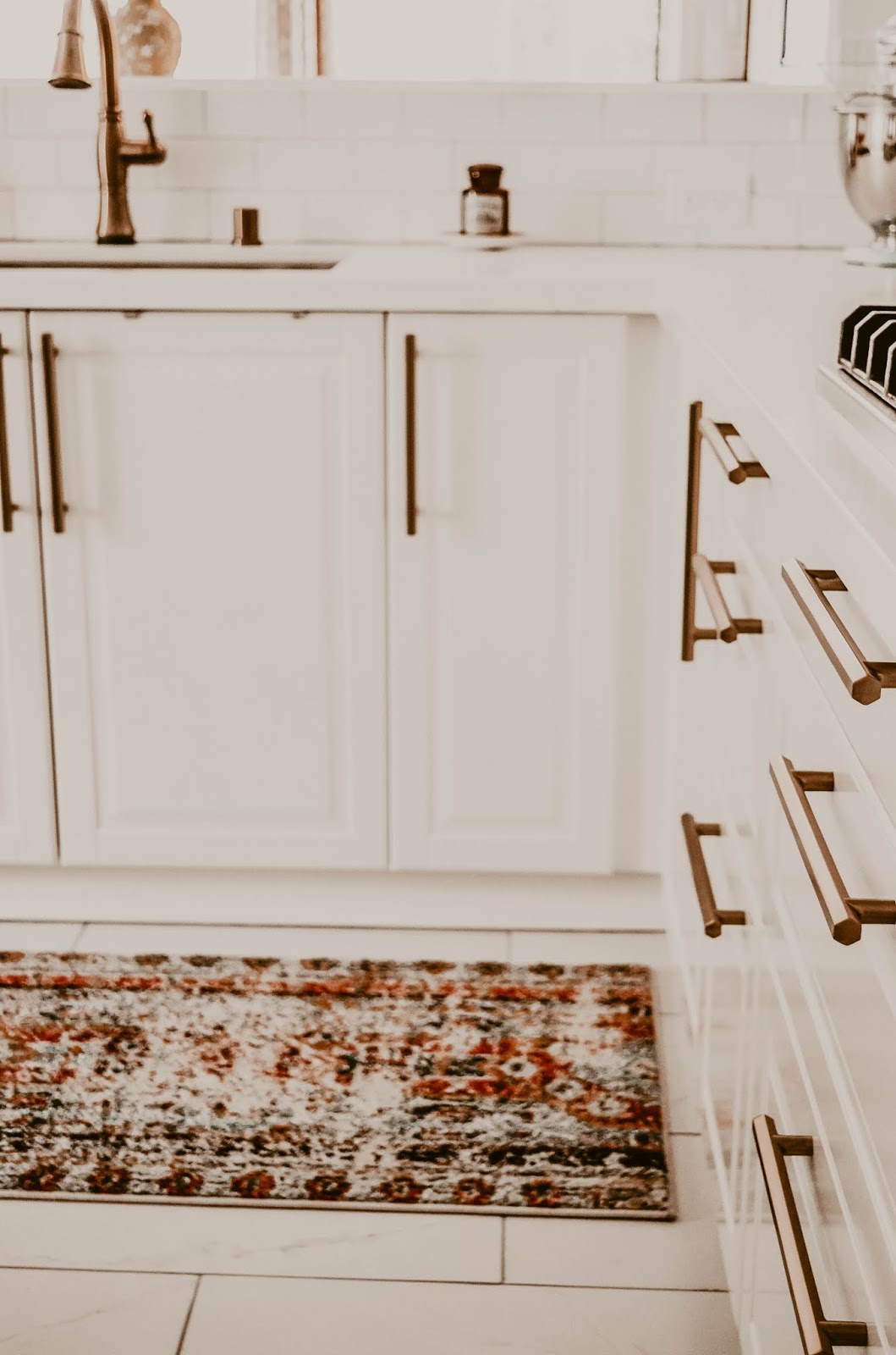 beckabellastyle-athome-modern-whiteandgrey-kitchen-renovation-remodel-beforeandafter-photos
