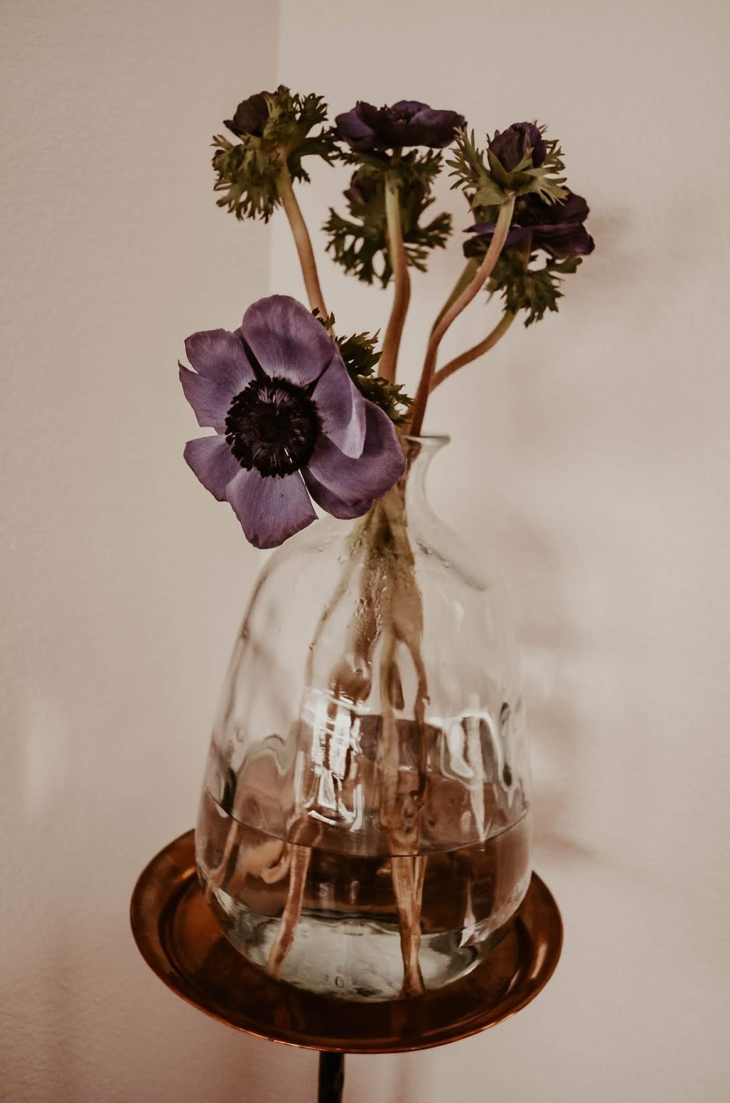 how-to-make-a-gold-vintage-metal-top-corner-side-end-flower-stand-table-for-flowers